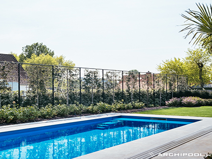 De looks van een zwemvijver met de voordelen van een zwembad: totaalrenovatie van landelijke tuin met geïntegreerd hoogwaterstand zwembad