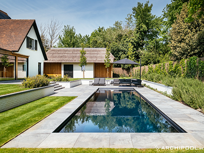 De looks van een zwemvijver met de voordelen van een zwembad: totaalrenovatie van landelijke tuin met geïntegreerd hoogwaterstand zwembad